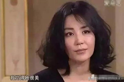 54岁王菲家中聚会：素颜出镜魅力照人，真实又自然的美丽吸引目光