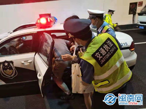 深夜，孩子因打不到车深夜受伤，警方紧急调用警车送往医院