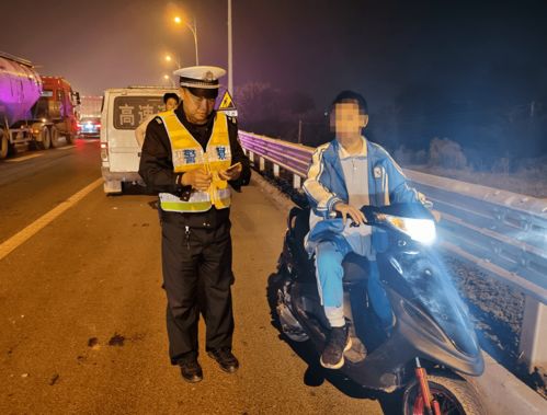 勇敢面对迷路困境：男孩夜骑夜晚树林时，家长迅速行动协助警方寻回孩子