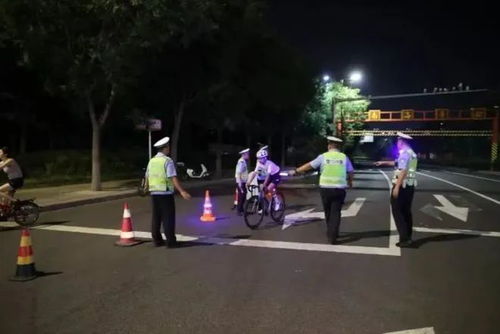 勇敢面对迷路困境：男孩夜骑夜晚树林时，家长迅速行动协助警方寻回孩子