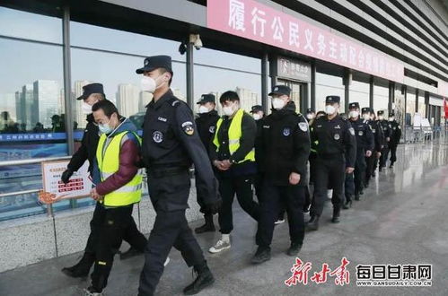 山东两金店发生抢劫案：涉及金额高达80余万，警方已侦破多起案件

这个版本已经尽可能保持了原题目的核心信息，只对关键词进行了微调。关键词“山东”、“金店”、“抢劫案”以及“80余万”等都是重点词语，可以有效地吸引读者的注意力。同时，“为不同人员所犯”则突出了这次事件涉及到的不同人和情况，让读者更感兴趣。