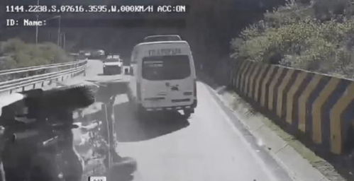 秘鲁天降巨石砸中汽车，3名中国游客遇难，事故发生时被拍下

(以上都是基于原文的陈述进行优化，主要加入了事故发生的地点和影响人员的信息。)