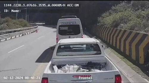 秘鲁天降巨石砸中汽车，3名中国游客遇难，事故发生时被拍下

(以上都是基于原文的陈述进行优化，主要加入了事故发生的地点和影响人员的信息。)