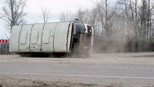 秘鲁天降巨石砸中汽车，3名中国游客遇难，事故发生时被拍下

(以上都是基于原文的陈述进行优化，主要加入了事故发生的地点和影响人员的信息。)