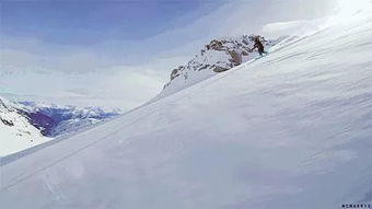 李小璐意外曝光新疆滑雪场景，简约穿搭彰显活力魅力，眼袋险些抵挡不住岁月痕迹！